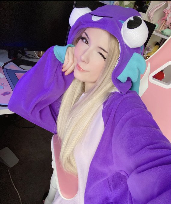 Pop quiz!! How old do you think I&rsquo;m turning tomorrow :3?? What would you guess?? 💕🌸 https://t.co/XmE