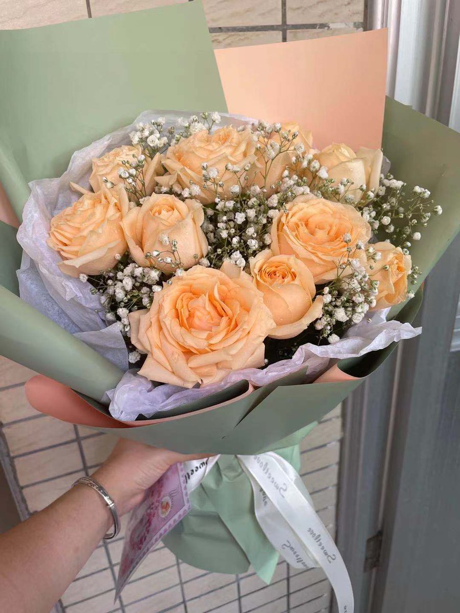 A NICE DAY!
Beautiful flowers 💐always make me happy🥰🥰🥰