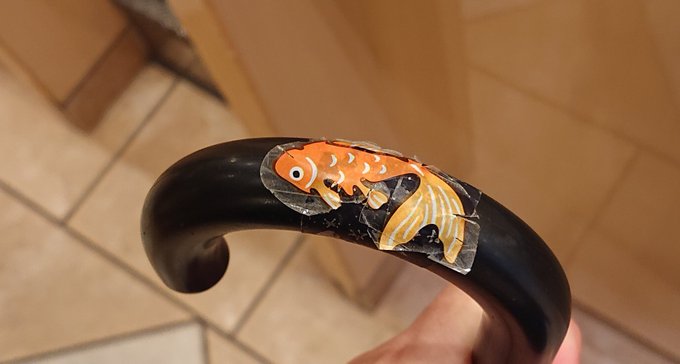 これはワンポイントの丸シールとかを想定して、文具やシール好きの奥さんに「職場で傘の区別つくようになんか地味なシール貼ってー」って頼んだらできあがったもの。(剥がれかけてるのはもう半年くらい使ってるため) 