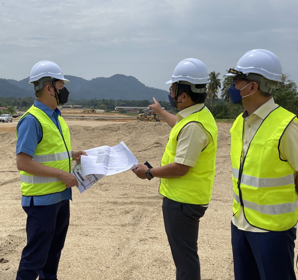 Lokasi kedua tinjauan kerja
Kota Bharu-Kuala Krai perubahan ketara
Kerajaan &amp; rakyat bersama bekerja
Moga Negara makmur sejahtera

📍 <a href="/PetraJayaMP/">Fadillah Yusof 🇲🇾</a> <a href="/MOWorks/">でやんす</a> meninjau Projek Membina Lebuh raya Kota Bharu ke Kuala Krai, Kelantan Pakej 2B : Ketereh ke Kok Lanas