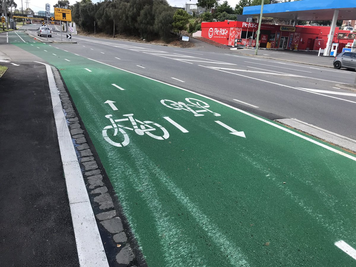 NormanHermant's tweet photo. If there’s one consistent feature of #bike infrastructure in #Melbourne’s west, it’s inability to make the tough choices to ensure safe & direct connections for riders.
#LloydSt n. of #Dynon starts out great. At the first key choke pt the bike lane virtually disappears. https://t.co/4R5ATXA7xB