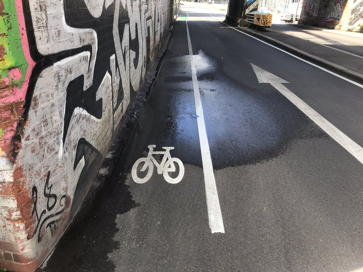 NormanHermant's tweet photo. If there’s one consistent feature of #bike infrastructure in #Melbourne’s west, it’s inability to make the tough choices to ensure safe & direct connections for riders.
#LloydSt n. of #Dynon starts out great. At the first key choke pt the bike lane virtually disappears. https://t.co/4R5ATXA7xB