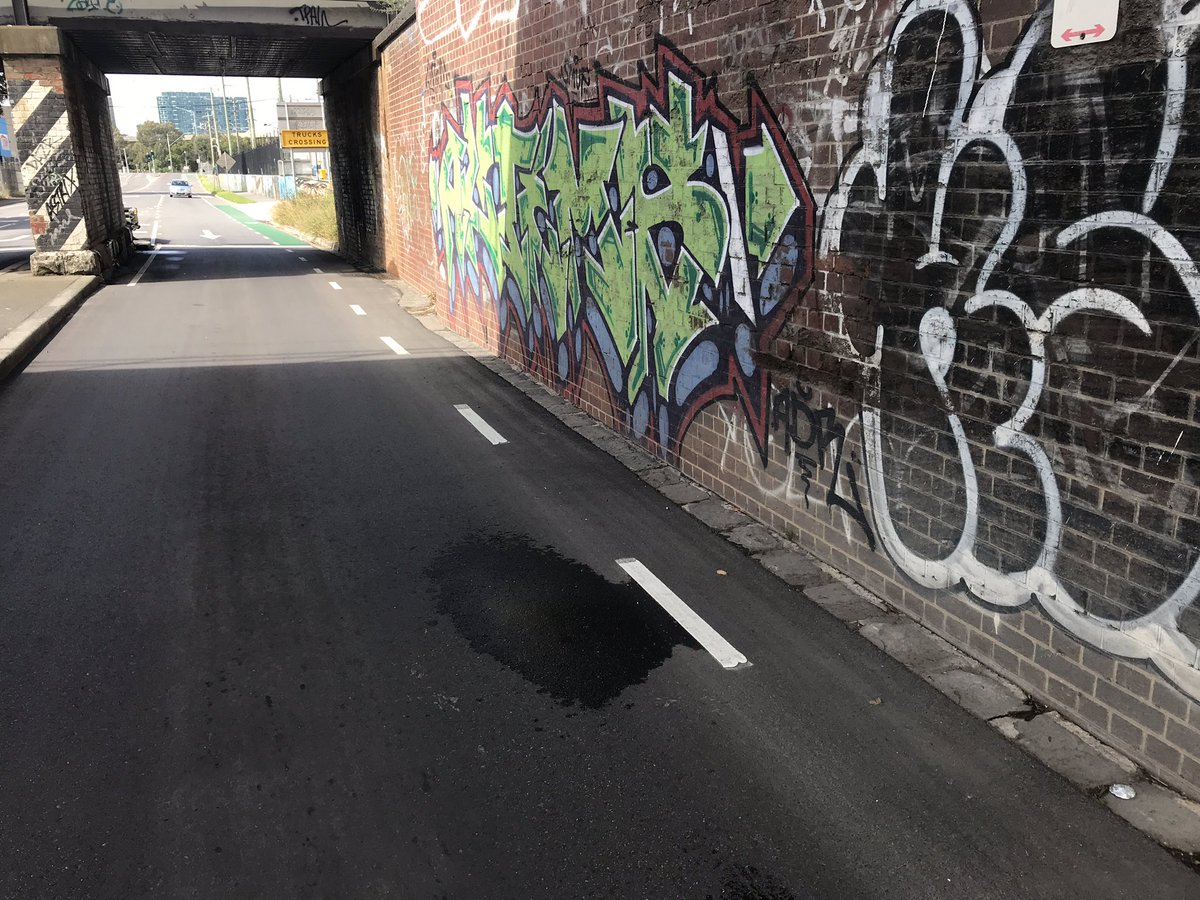 NormanHermant's tweet photo. If there’s one consistent feature of #bike infrastructure in #Melbourne’s west, it’s inability to make the tough choices to ensure safe & direct connections for riders.
#LloydSt n. of #Dynon starts out great. At the first key choke pt the bike lane virtually disappears. https://t.co/4R5ATXA7xB