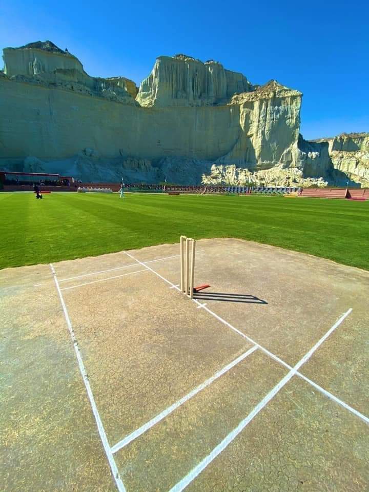 Sehrii13's tweet photo. The lush-green stadium has a spectacular view of pointed mountain spikes under a clear blue sky.
#RisingBalochistan #Gwadar https://t.co/liTwQ5Nnsi