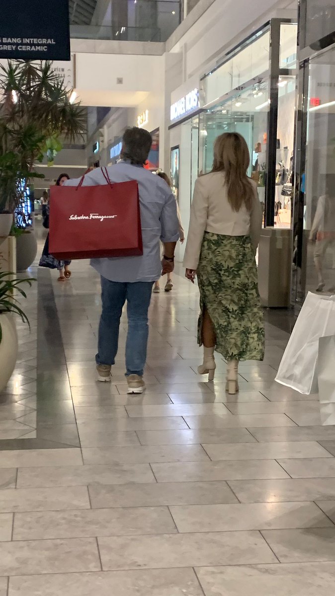 NARANJERO75's tweet image. Disfrutando con toda tranquilidad y glamour del "7mo año" @ClaudiaPavlovic en el exclusivo mall de Scottsdale, Arizona (Phoenix).
¿Que ha pasado con el slogan de campaña del Gobernador @AlfonsoDurazo "En buen plan, ya se les acabó?
Estafa Maestra y Operación Safiro, ¿al olvido?