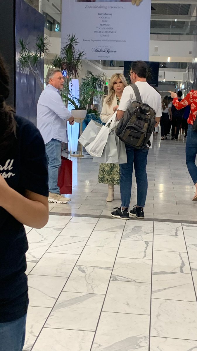 NARANJERO75's tweet image. Disfrutando con toda tranquilidad y glamour del "7mo año" @ClaudiaPavlovic en el exclusivo mall de Scottsdale, Arizona (Phoenix).
¿Que ha pasado con el slogan de campaña del Gobernador @AlfonsoDurazo "En buen plan, ya se les acabó?
Estafa Maestra y Operación Safiro, ¿al olvido?