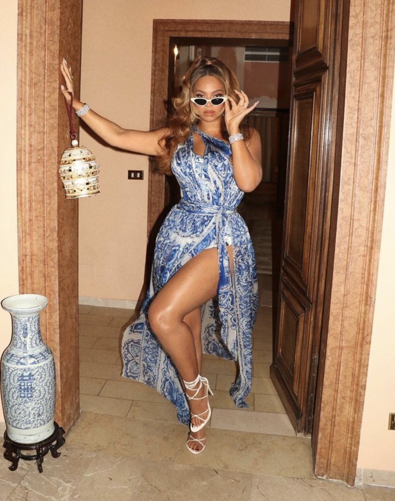 PopBase's tweet photo. Beyoncé is absolutely stunning in new set of photos. https://t.co/m67T4nDn01