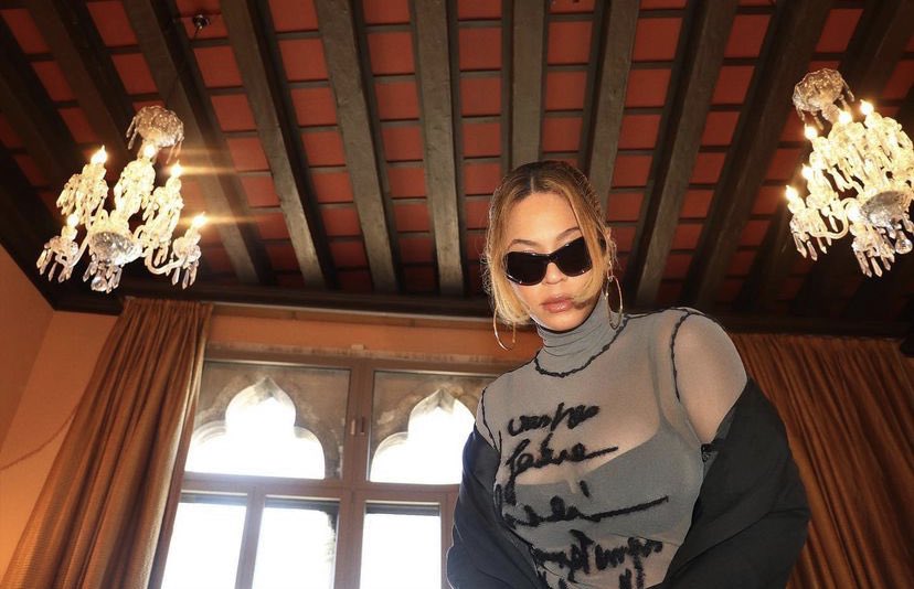 PopBase's tweet photo. Beyoncé is absolutely stunning in new set of photos. https://t.co/m67T4nDn01
