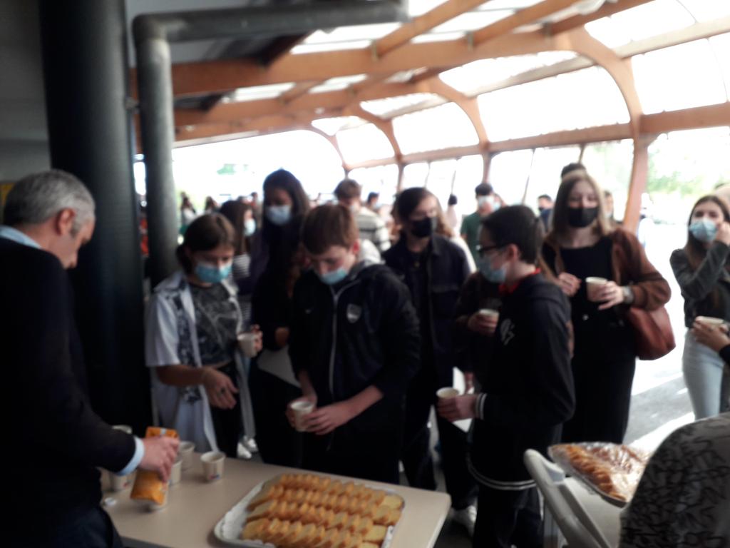 ReneGond's tweet photo. Cérémonie de remise des diplômes 
Bravo aux lauréats 
Bonne réussite au lycée https://t.co/DZqE46XAuO