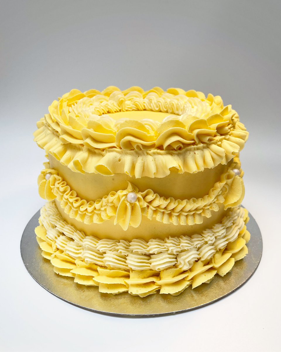 Finally perfected a recipe for the most beautiful #vegan and #glutenfree lemon cake 🍋 that actually tastes like cake 😀 #bridgerton #lambethcake #londoncake #weddingcake #caketrend