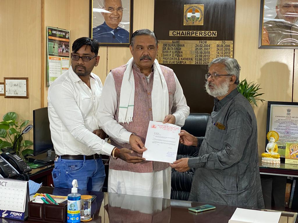 NCSC_GoI's tweet photo. A delegation of Sant Kabir janmotsav committee and Jai baba ram peer janmotsav committee Delhi submitted a memorandum to the Chairman of #NCSC, Shri Vijay Sampla, for strict action in the case of killing of Lakhbir Singh on the #Singhu_Border and then vandalizing the dead body. https://t.co/pLZfswxPJP