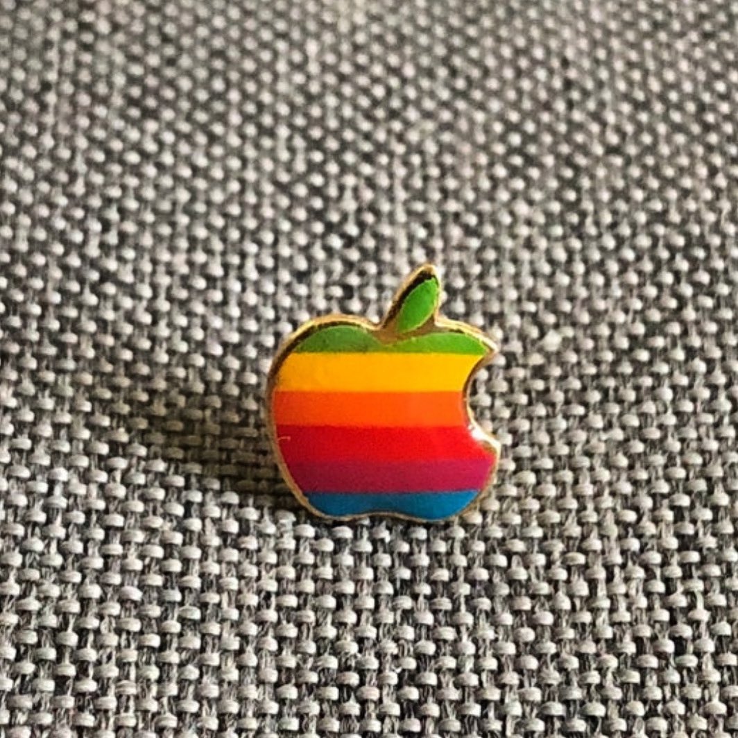Vintage Apple Mac Pin - Worldwide Shipping 👉🏻 https://t.co/HS7rTZVF2O  #backpackpins #enamelpins #pins #enamelpinsforsale #etsy #vintagepins  #vintagepinsforsale #pinsforsale #smallgifts #retrogift #brooches #badges  #applepin #applemacpin ..., image size:1064x1064