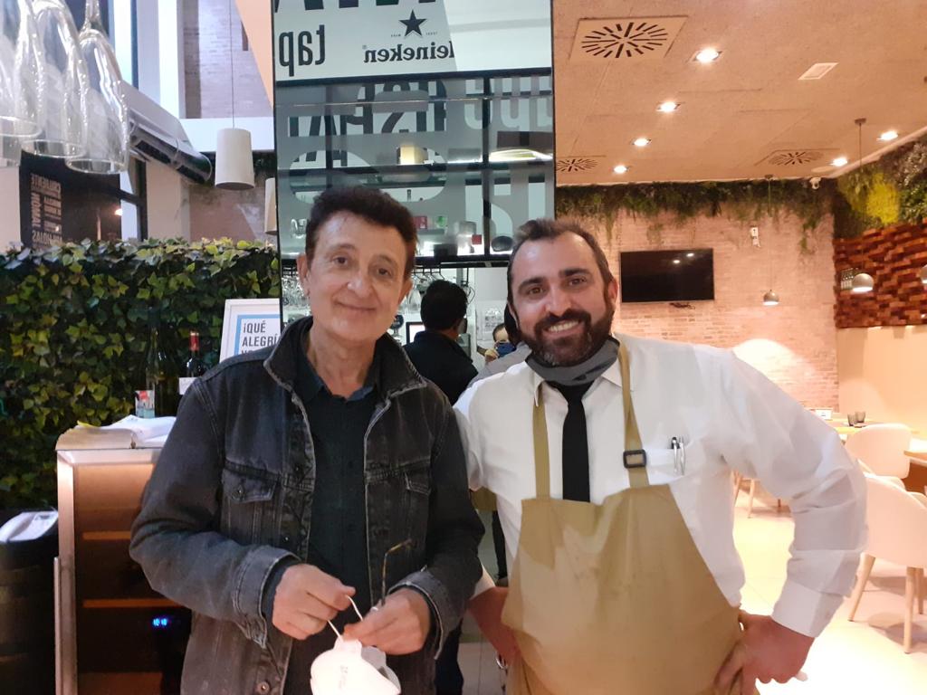 hispaniarest's tweet photo. Gracias por la visita al gran 𝕄𝔸ℕ𝕆𝕃𝕆 𝔾𝔸ℝℂ𝕀𝔸 🎤🧑‍
"El último de la fila"
Ayer en Taperia Hispania Cortes Valencianas
#clientesmolones #clientesvips #hispaniarestaurantes #taperiahispania #miralacaradecontentodenicolas❤️ https://t.co/0vOuqz0zQr