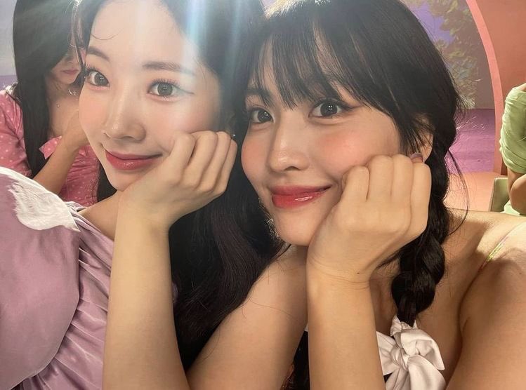 dailydahmo's tweet photo. two pretty girlfriends <3 https://t.co/rZN4q65KHc