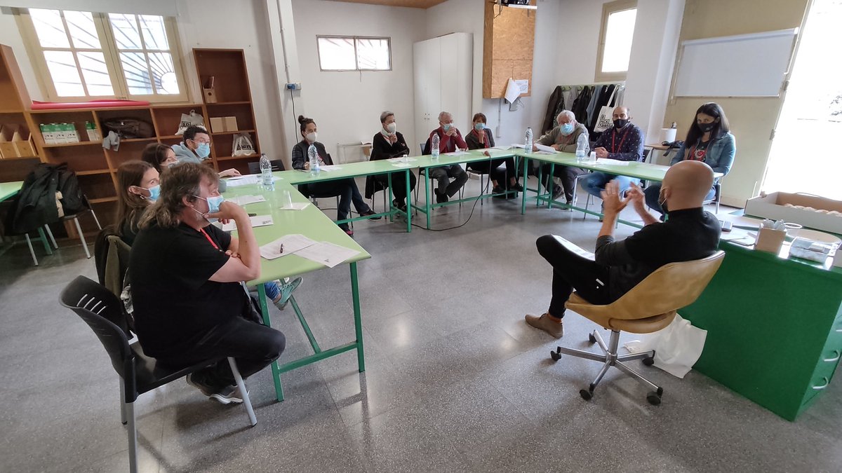 EDhack_Tarrega's tweet photo. L'@hgardo acull a l'equip de mentores i mentors de l'#EDhackTàrrega.
Mentrestant, les equips d'edhackers segueixen perfeccionant el seu prototip de solució al repte.
#ElsCarrersSeranDeTothom https://t.co/waBO6l52gZ