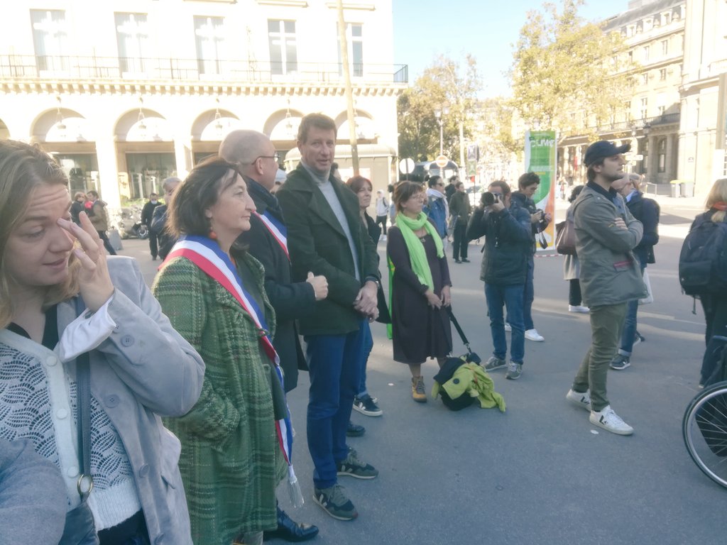 Les écologistes avec <a href="/yjadot/">Yannick Jadot</a> au rassemblement #MeTooTheatre pour que la libération de la parole concernant les violences sexistes &amp; sexuelles dans le milieu du spectacle vivant soit suivie d'actes. #MeToo #Jadot2022 <a href="/2022lecologie/">2022 l’écologie</a>