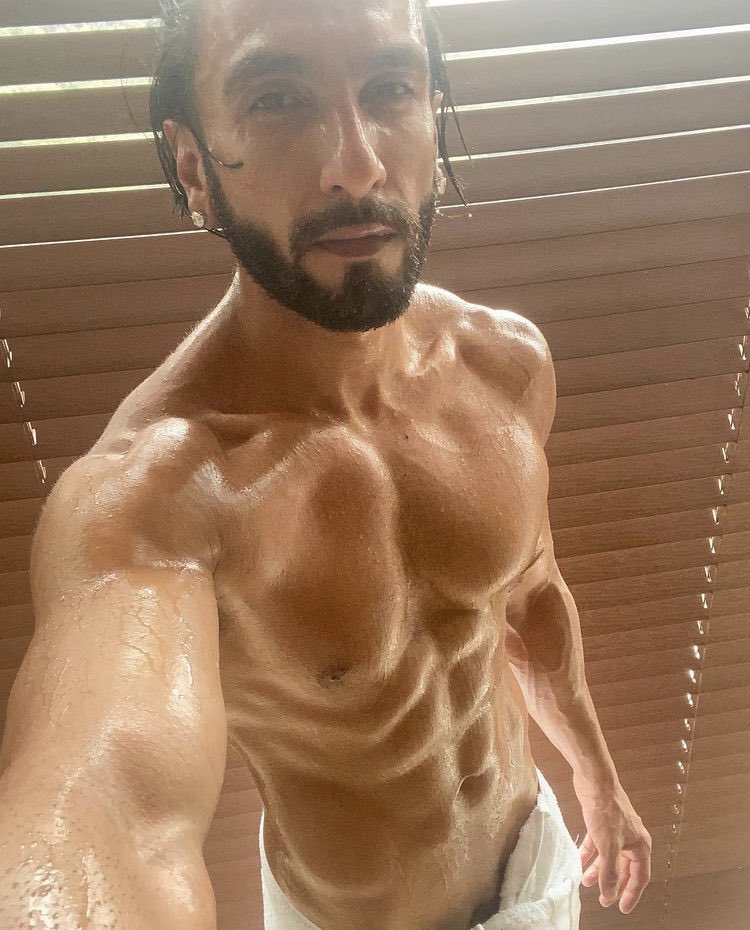 CentreLeak's tweet photo. The most killer selfie of 2021, taking youngsters and millennials hearts away.
#RanveerSingh  #ranveerkibigpicture #Bollywood #actorselfie https://t.co/I8PrPuzhhb