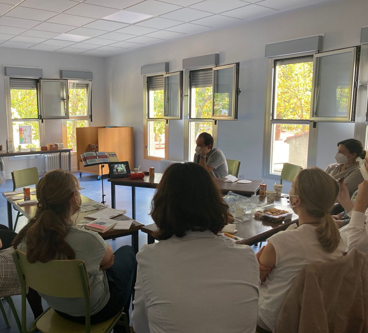 cscchamartin's tweet image. ☕️Café tertulia por el Centenario de Miguel Delibes entre profes y PAS

@miguelfundacion, gracias por la obra donada! 

#centenariodelibes