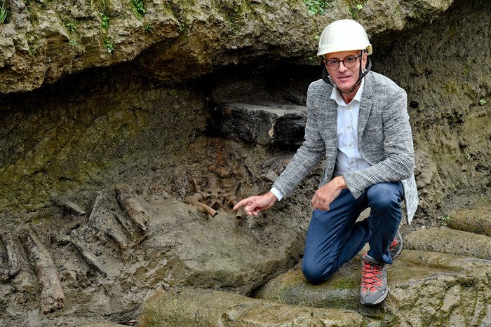 Lucius_Gellius's tweet photo. #Archeologie : découverte d'une nouvelle victime romaine du Vésuve en 79, sur la plage d'#Herculanum: un homme de 45-50 ans, fugitif ou soldat de la flotte de secours de Pline, en attendant l'analyse de ses effets personnels (textile et sac avec objets métalliques). 
📷 © Ansa https://t.co/6dK9mblGUj