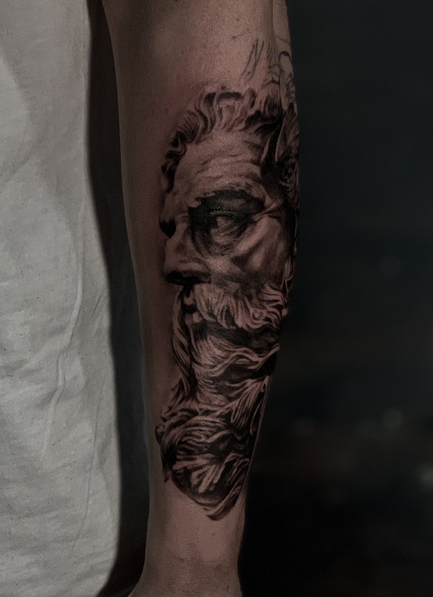 douxman6's tweet photo. @kayleeCsquared Message me on insta @ledouxs_tattoos https://t.co/3UIgosC6i7