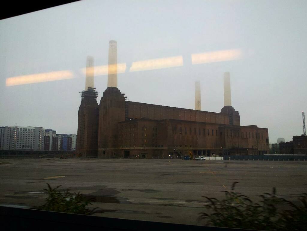 malumpfy's tweet image. It looks a little bit different, these days! Battersea Power Station from the top deck of the 344 on Nine Elms Lane, eight years ago, today. 

#batterseapowerstation #bps #344bus #londonbus #circusvillagewest #pigsonthewing #pinkfloyd #nineelmslane #batt… instagr.am/p/CVE93B9Ihm6/