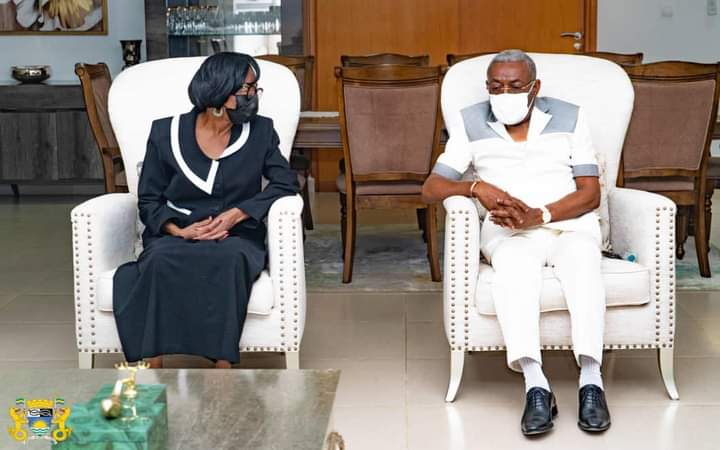 J’ai tenu personnellement à être présente aux côtés de mon frère, ami et compagnon de lutte politique, le Secrétaire Général du Parti Démocratique Gabonais (<a href="/pdg2R/">Parti Démocratique Gabonais (PDG)</a>),<a href="/EDBounguendza/">Eric DODO BOUNGUENDZA</a>, afin de rendre un ultime hommage à sa mère, Mme Henriette IBINDA Épse Boungouendza.