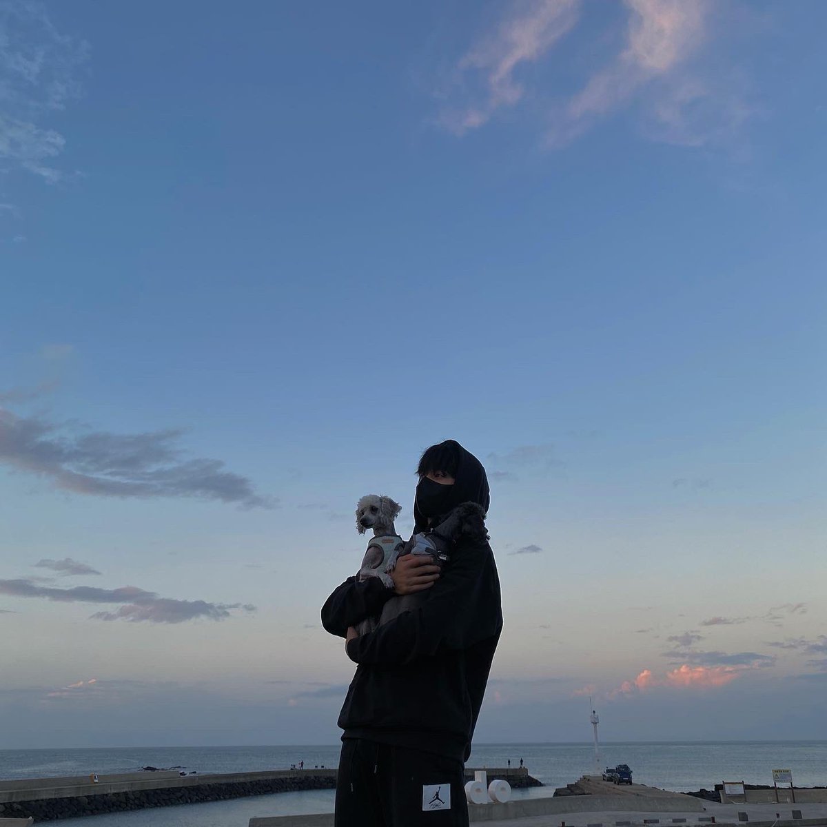 OmegaX_members's tweet photo. [#OX]

하늘도 쿠키탄이도 너무 이쁘다

#OMEGA_X #오메가엑스 #혁 https://t.co/3nCsPy1LvL
