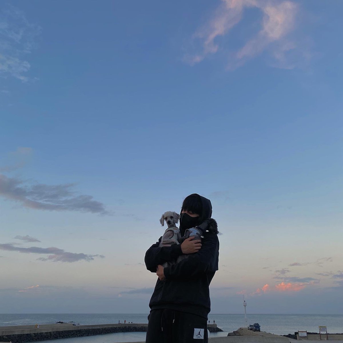 OmegaX_members's tweet photo. [#OX]

하늘도 쿠키탄이도 너무 이쁘다

#OMEGA_X #오메가엑스 #혁 https://t.co/3nCsPy1LvL
