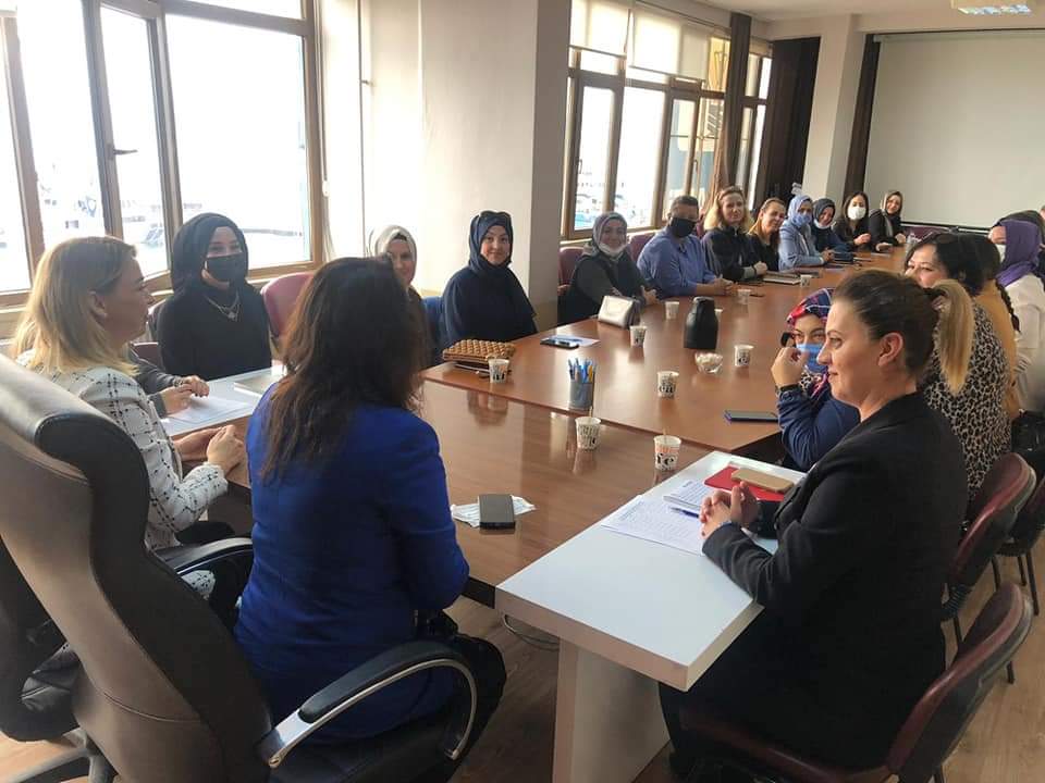 Çanakkale Milletvekilmiz Sn. <a href="/jiskenderoglu/">Jülide İSKENDEROĞLU</a>  katılımıyla, İlçe Kadın kolları Başkanlarımız, İlçe Teşkilat İşleri Birim Başkanlarımız, İlçe Yerel Yönetimler Birim Başkanlarımız ile aylık olağan toplantımızı gerçekleştirdik Kıymetli Vekilimize ziyaretinden dolayı teşekkür ediyorum.