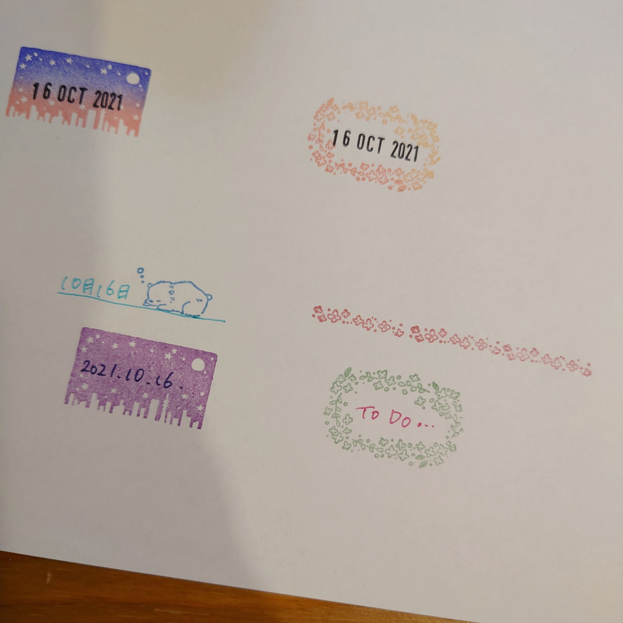 だいもん かわいい日付印ほしいなーって思って 勢いでシャイニー日付スタンプ用の枠を作ってみた え めっちゃかわいいのでは 一緒にねんねくまさんと花のラインスタンプも 手書きと組み合わせてもかわいい みんなのはんこ屋 T Co