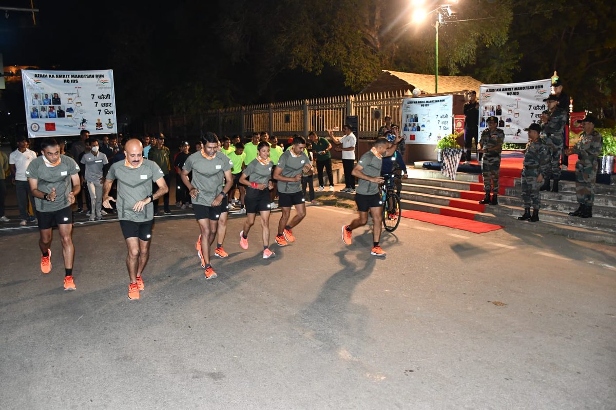 #AzadiKaAmritMahotsav Flag of India
Representing the spirit of jointness, 7 service personnel representing tri-services commenced a 360 km run covering seven cities starting from #Gwalior to #Delhi. Run was flagged off by GOC #WhiteTigerDivision

#IndianArmy #StrongAndCapable