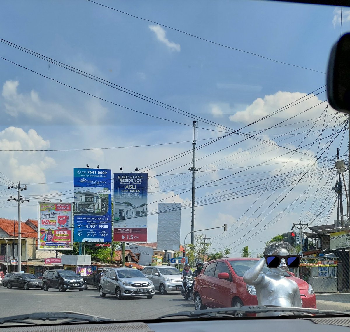 mbakjes's tweet photo. @hendrarprihadi Pak Wali..niki mulai wonten manusia silver bangjo yg masih anak² di TL Kedungmungdu. Bahkan sy lihat tdk hanya 1..mereka punya semacam shift..😢 kiranya dapat ditindaklanjuti..kasihan.. https://t.co/LBhgzzXXAW