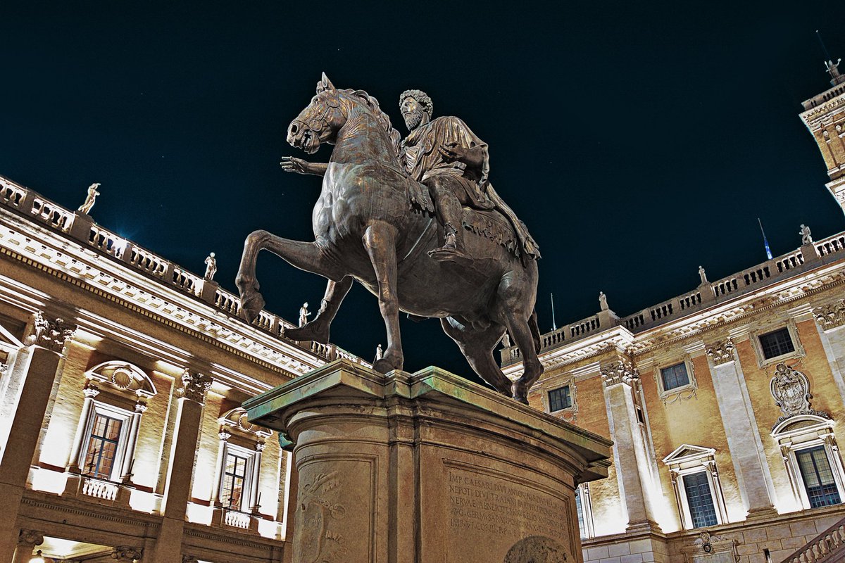 L'opera è un ritratto celebrativo, in bronzo dorato, dell'imperatore Marco Aurelio a cavallo. La statua è stata realizzata per celebrare la vittoria dell'imperatore sui Germani nel 166 d.c. Marco Aurelio è immortalato nel momento in cui, dopo la roma4u.it/foto/monumenti…