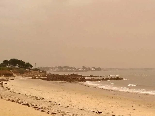 #Météo #Bretagne Le 16 octobre 2017, l’ouragan Ophélia remontait en direction de l’Irlande et des feux dévastateurs touchaient le Portugal. Les fumées qui remontaient vers la Bretagne donnaient une ambiance jaunâtre apocalyptique.
📸 Marylene Yvan - Carnac (56)