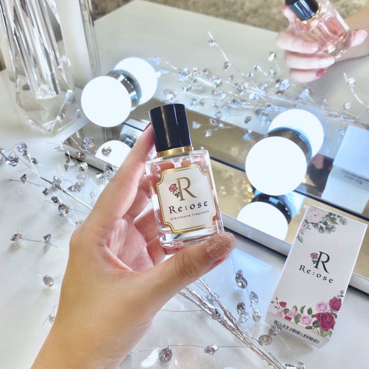 鷹ノ爪リリカ フェロモン香水のコレ 評価が高いから気になってたんだけど実際使ってみて納得したわ 男みんな落ちるやつだコレ 女性ホルモンの成分が入っててふんわ り甘いの 寝る前もokの優しい匂いだよ これからデートや勝負日は必ず仕込む 香りは