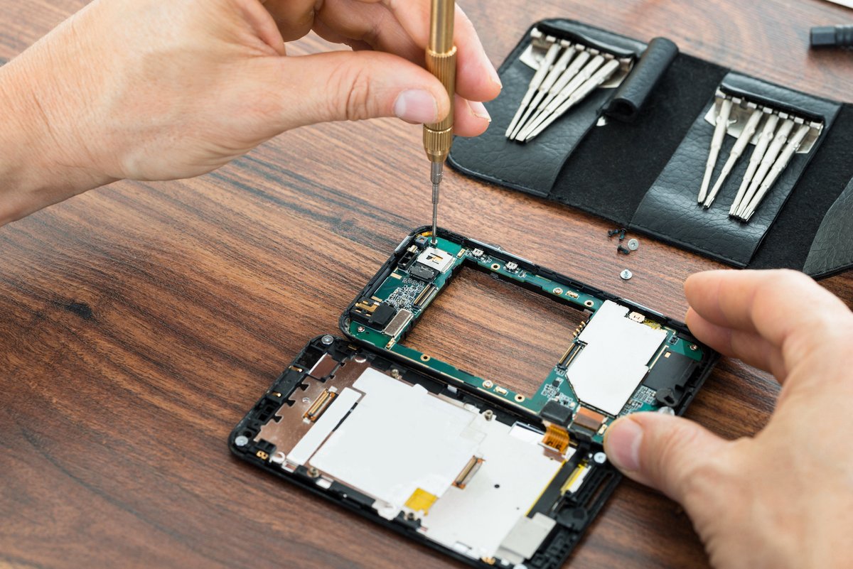 Today is #InternationalRepairDay!
 
Repairing old electricals can save money - and it also saves resources by reusing the precious materials found within electrical items.
 
Find out more about repairing your electricals here - bit.ly/3Dxt7BO 

#RecycleYourElectricals