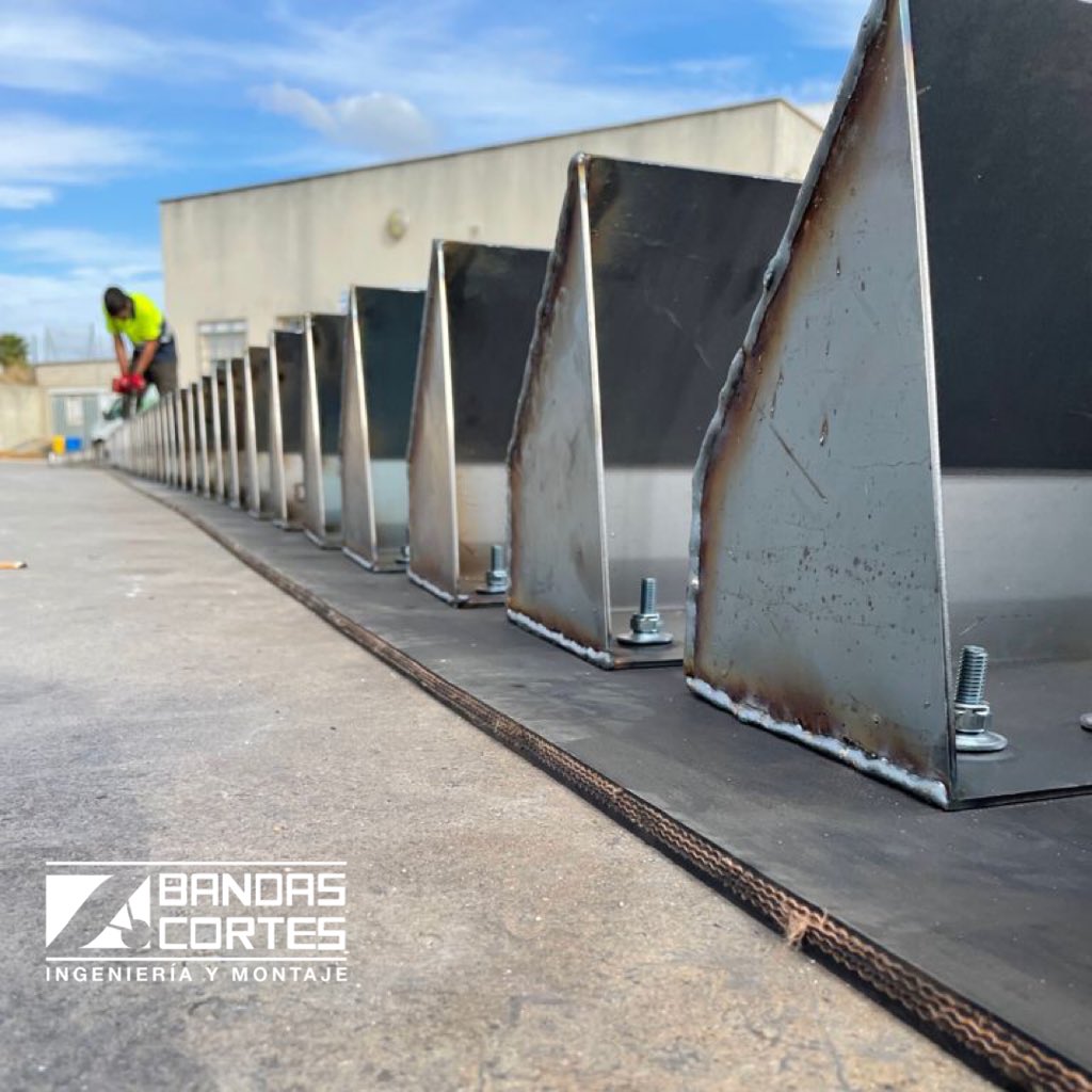 BandasCortes's tweet photo. En esta ocasión nuestro #equipo se desplazó a una planta de hormigón para instalar una banda elevadora con cangilones para cemento, gigante.
Una vez más, nuestras felicitaciones para los artífices, gran trabajo.
#cementera #bandaelevadora #bandaelevadoraconcangilones https://t.co/2tXfExA0pr
