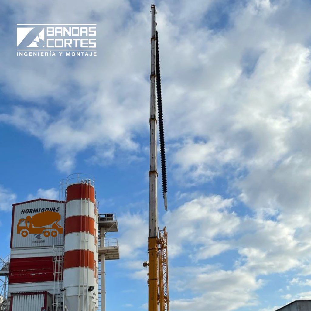 BandasCortes's tweet photo. En esta ocasión nuestro #equipo se desplazó a una planta de hormigón para instalar una banda elevadora con cangilones para cemento, gigante.
Una vez más, nuestras felicitaciones para los artífices, gran trabajo.
#cementera #bandaelevadora #bandaelevadoraconcangilones https://t.co/2tXfExA0pr