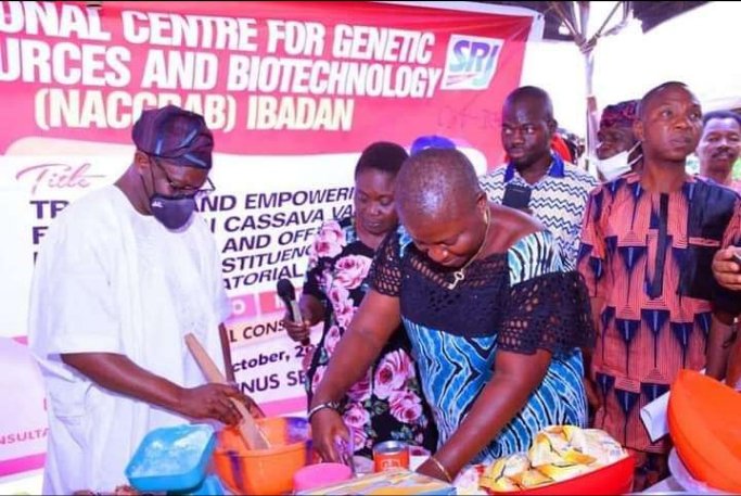 TrackaNG's tweet photo. N150m BUDGETED in the 2021 FG ZIP for the training and empowerment of young farmers on cassava value chain processing and  Osun Centre Sen.District Osun State.
We tracked and report that a 2 days training held for 450 participants and they were empowered with cash and equipment https://t.co/Bsi5heDazP