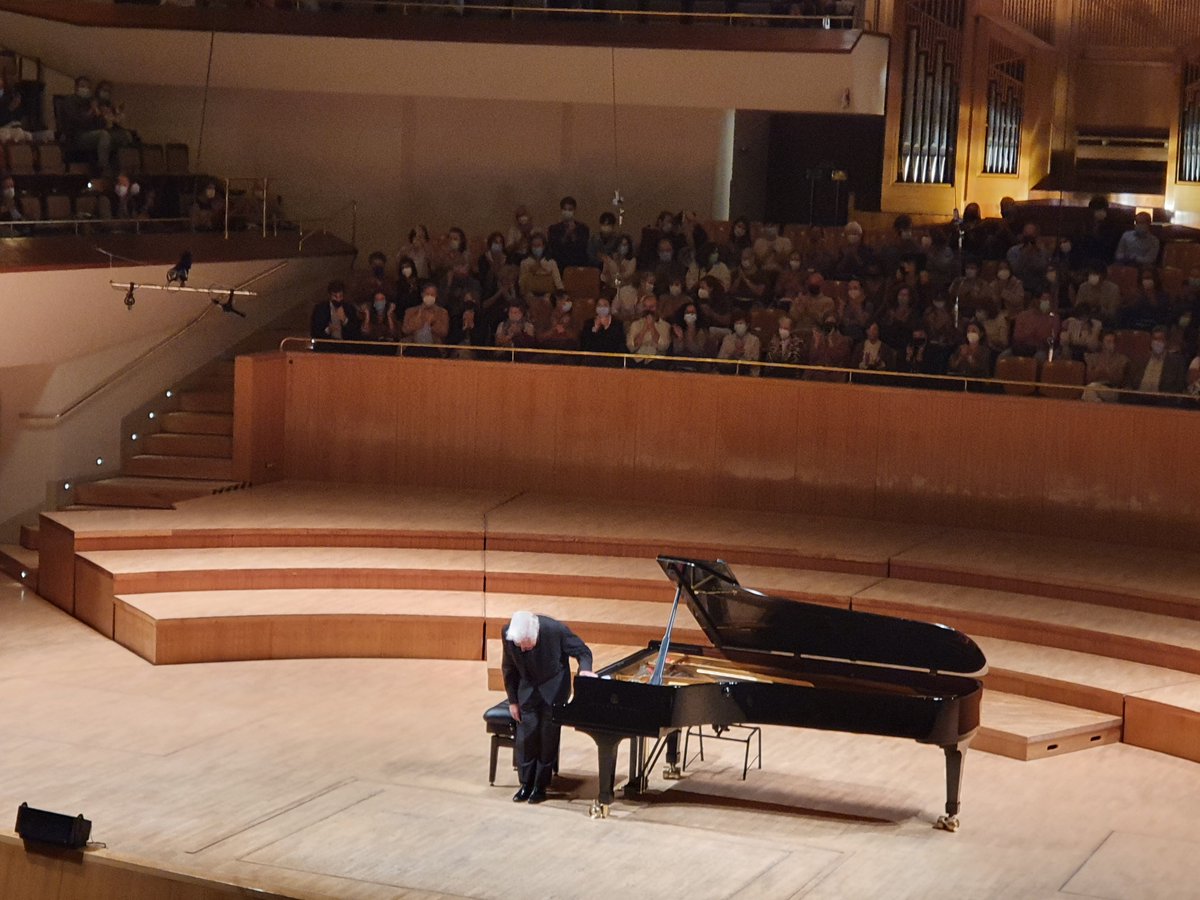 fuam_uam's tweet photo. Gran y merecida ovación ayer para #Achúcarro en la apertura del XLIX Ciclo de Grandes Autores e Intérpretes de la Música del @CSIPM_UAM de la @UAM_Madrid. 

¡No te pierdas el magnífico programa de este ciclo!

👉https://t.co/CkNzSr5qTG
#BeCultura #BeFUAM #SomosUAM https://t.co/cIxYWEkEIJ
