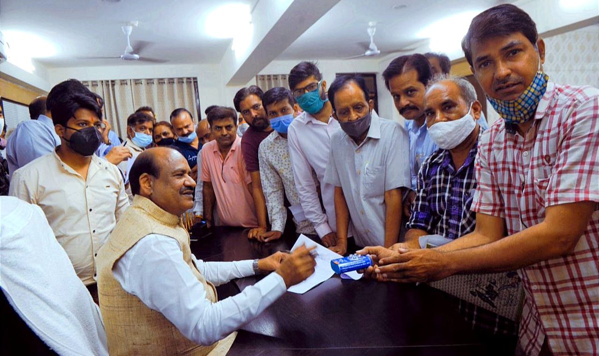 संसदीय क्षेत्र कोटा-बूंदी प्रवास के दौरान आज कैम्प कार्यालय में आमजन से भेंट की। क्षेत्र के लोग अपनी समस्याओं और कठिनाइयों के समाधान की आस लिए आते हैं। मेरी भी कोशिश रहती है कि उनकी आशाओं और अपेक्षाओं को पूरा कर उन्हें राहत प्रदान कर सकूं।