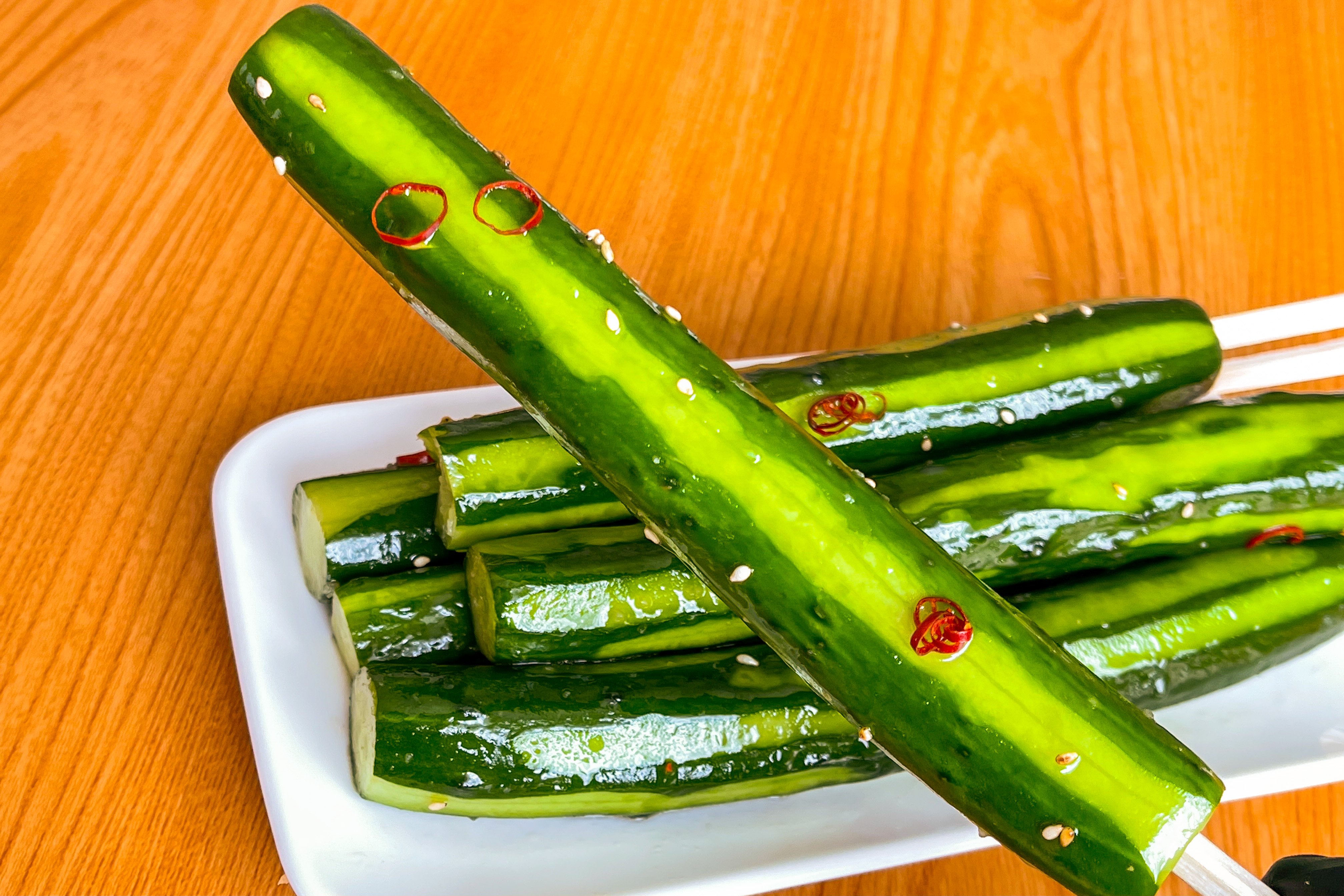 まるみキッチン 簡単レシピ 材料3つだけ 無限きゅうりの1本漬け きゅうり6本の両端を落とし 皮を半分だけとる きゅうりを塩もみして水気をきる ビニール袋にめんつゆ ごま油各大さじ3 おろしにんにく小さじ1加える お好みで鷹の爪も