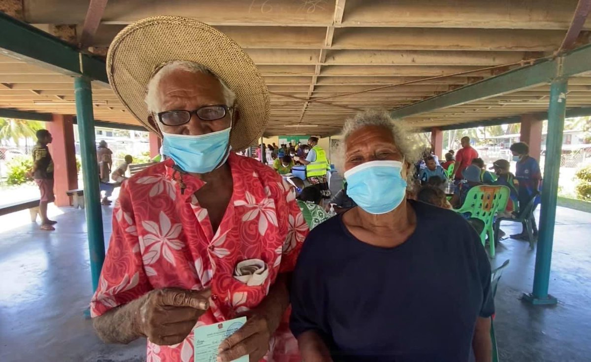 Charlie Boga, 75 & his wife Gini, 68, of Gaire village were among the first to get their jab as Central province launched their vaccination rollout. They made this decision “gorere garinai” (as they feared getting severely ill from COVID-19). #lauvadanamehemagu
#SleevesUp #PNG