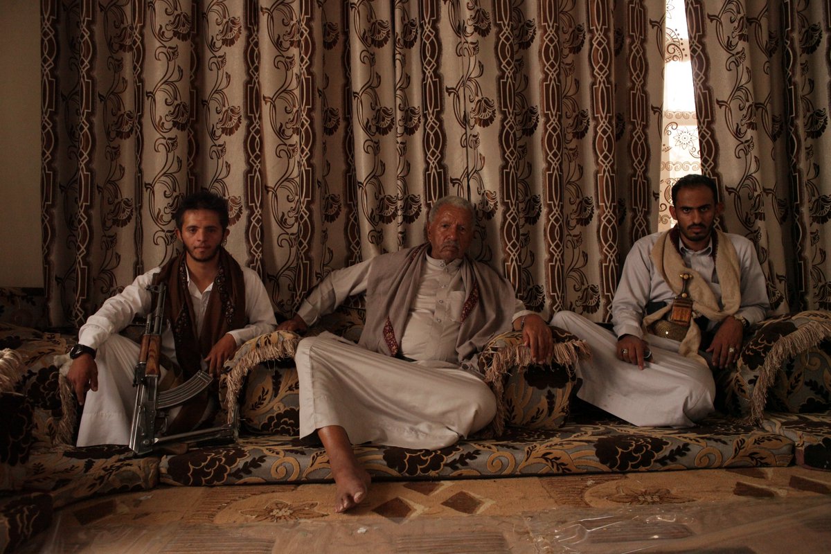 MllerQuentin's tweet photo. 3/ Quand j'étais à Jouba, #Rahabah avait été repris difficilement par la tribu #Mourad aux mains des #Houthis. Le fameux chef miliaire de Mourad, Mufarah Buhaibeh, s'en vantait. Mais quelques jours après mon départ, les rebelles ont lancé une grande offensive pour le reprendre. https://t.co/eHr65nz7lk