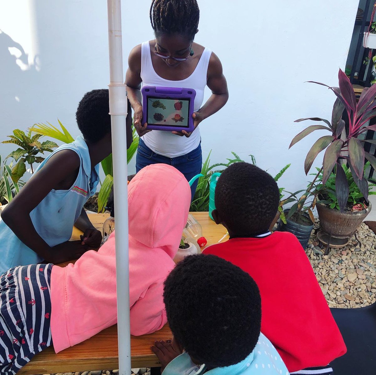 OyooQuartey's tweet photo. #FisForFood is a little community project I partnered up with @tropicalgrowers to teach kids in my area how to grow food.
On this #WorldFoodDay let's be more proactive in raising a new generation of food growers π₯π¨πΏβπΎπ©πΎβπΎπ½ππ«ππ½ https://t.co/rY5V4GfKMw