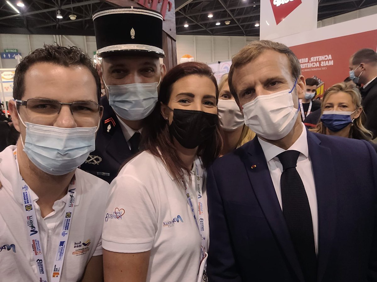 Merci à <a href="/EmmanuelMacron/">Emmanuel Macron</a> de prendre le temps de découvrir le dispositif #terroirsengages                   Un moment d’échange privilégié pour comprendre les enjeux de nos commerçants, artisans et chefs d’entreprises sapeurs-pompiers volontaires 💪💪💪