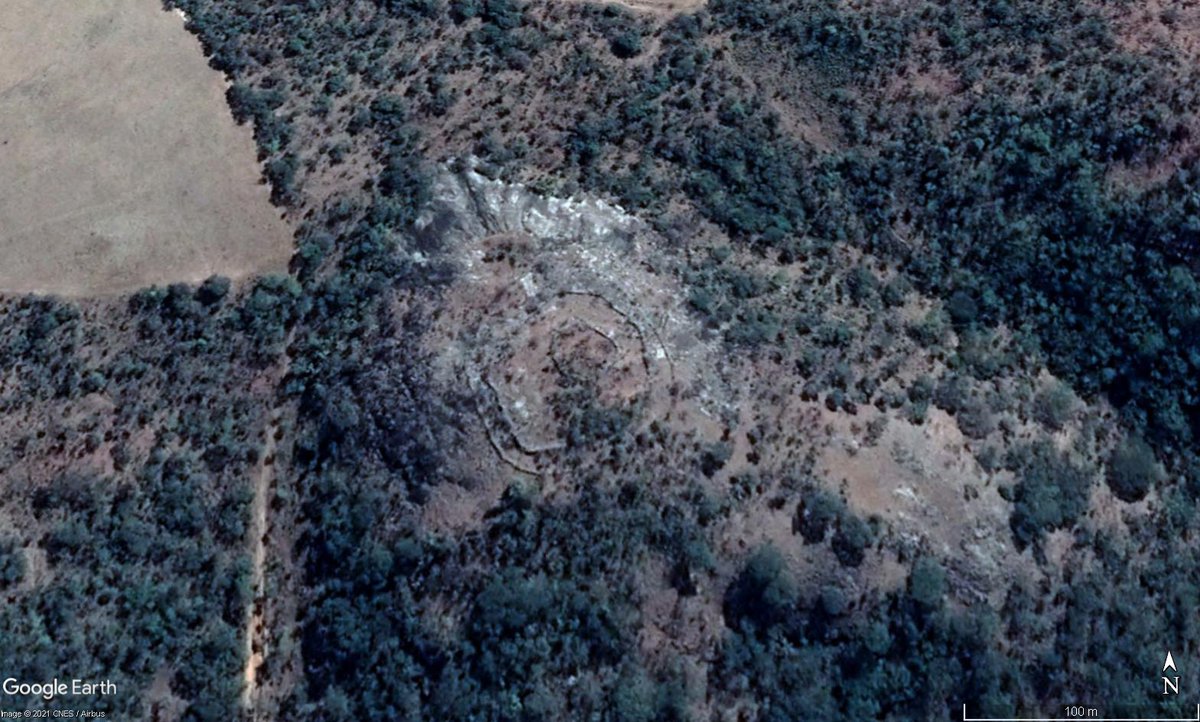 MAEASaMProject's tweet photo. Une belle habitation au Zimbabwe qui fait partie du complexe de Nyanga. On distingue nettement un enclos au centre avec des dépotoirs possibles en haut à droite.
#maeasam #télédétection #googleearth #Africanheritage #archéologie #africa #imagesatellite https://t.co/COk1SKo1mE