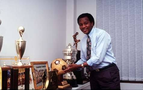 _uNjabulo_'s tweet image. A very happy birthday to the Father, Founder and Chairman of Kaizer Chiefs Football Club Mr. Kaizer Motaung. 
Shintsha Guluva. 
Legend. 🙌🏿👑💛🖤 @KaizerChiefs 
#Amakhosi4Life