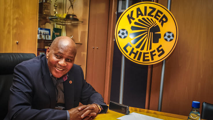_uNjabulo_'s tweet image. A very happy birthday to the Father, Founder and Chairman of Kaizer Chiefs Football Club Mr. Kaizer Motaung. 
Shintsha Guluva. 
Legend. 🙌🏿👑💛🖤 @KaizerChiefs 
#Amakhosi4Life