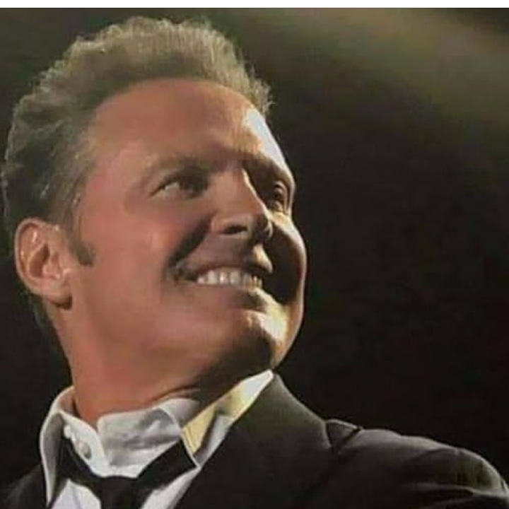 RadioTuYYoLM's tweet photo. ¿Desde que país están despiertos a esta hora Incondicionales?

#LuisMiLovers 
#LuisMiguel 🎙 https://t.co/3OV5Ip2U1g